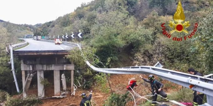 Der Erdrutsch riss rund 30 Meter des Viadukts mit sich. erdrutsch italien viadukt