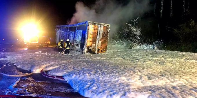 Feuerwehrleute löschen einen Lastwagen. (Archivbild) Brennende Papierrollen