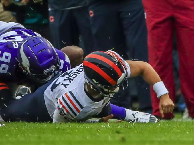 Mitchell Trubisky (unten) enttäuscht mit seinen Bears. NFL