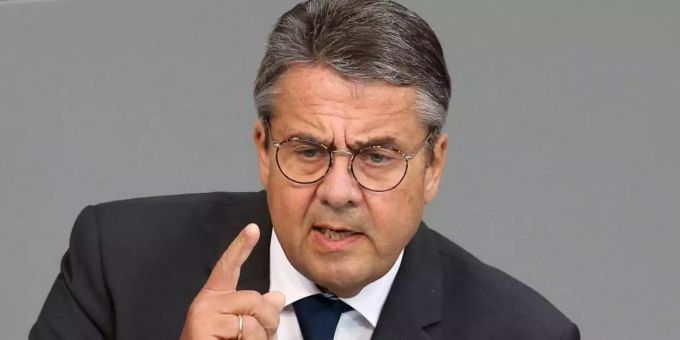 Sigmar Gabriel hat sein Mandat als Abgeordneter im Deutschen Bundestag aufgegeben, wird aber nicht zum Automobilverband VDA wechseln. Foto: Wolfgang Kumm/dpa Sigmar Gabriel hat sein Mandat als Abgeordneter im Deutschen Bundestag aufgegeben, wird aber nicht zum Automobilverband VDA wechseln. Foto: Wolfgang Kumm/dpa