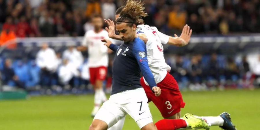 Antoine Griezmann (l) aus Frankreich in Aktion gegen Merih Demiral aus der Türkei. Foto: Thibault Camus/AP/dpa