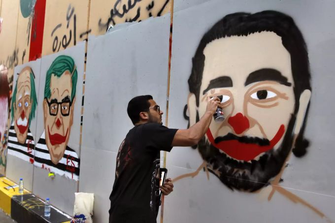 Ein Demonstrant im Libanon malt ein Bild von Premierminister Saad Hariri als Clown. Joker