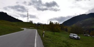 Mit Auto von der Strasse geraten