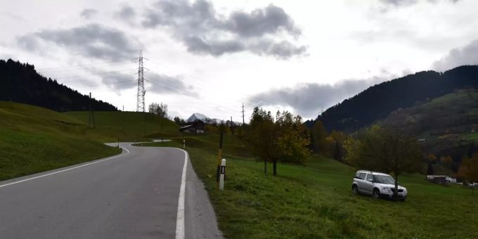 EIn Autolenker kollidierte in Sevgein GR mit einem Baum. Mit Auto von der Strasse geraten