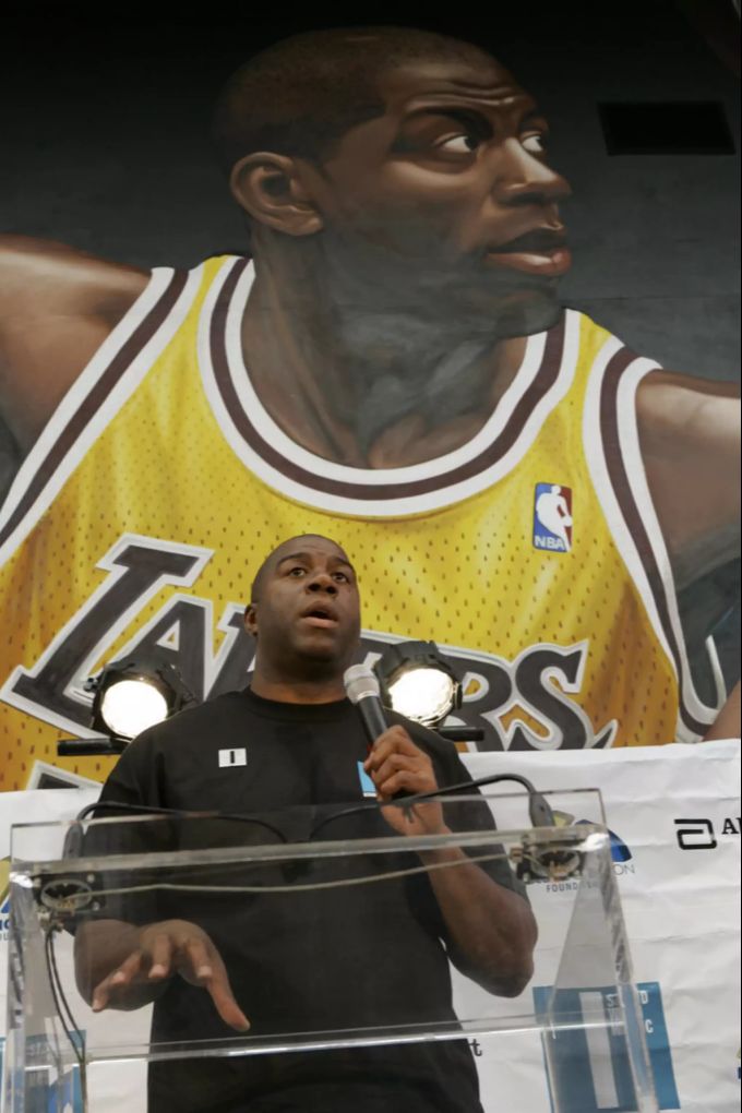 Magic Johnson hält am Welt-AIDS-Tag 2006 eine Rede. Magic Johnson