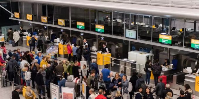 Lange Schlangen vor den Lufthansa-Schaltern am Münchner Flughafen. Am Donnerstag und Freitag organisierte die UFO einen 48-stündigen Streik. streik