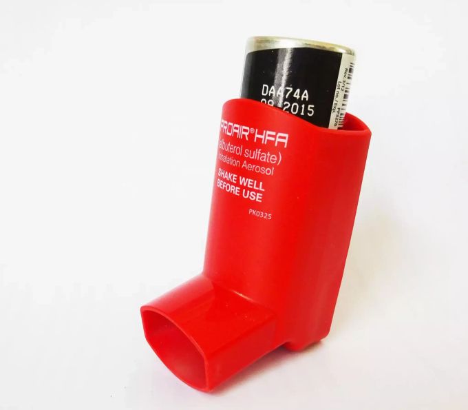 Ein Dosieraerosol, das das Treibgas Hydrofluoralkan beinhaltet. Asthma Fleischfresser Inhalatoren