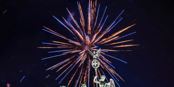 Berlin - 2020 ist da: Ausgelassene Silvesterpartys weltweit