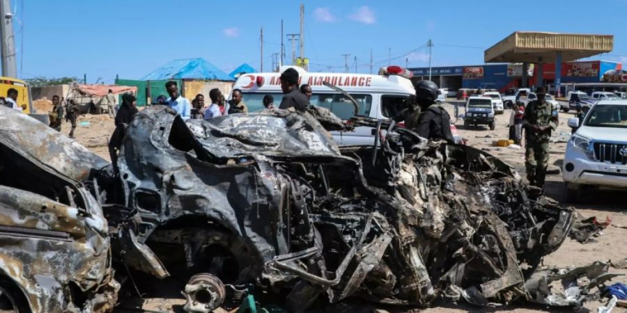 Autos wurden durch die Wucht der Explosion zerstört