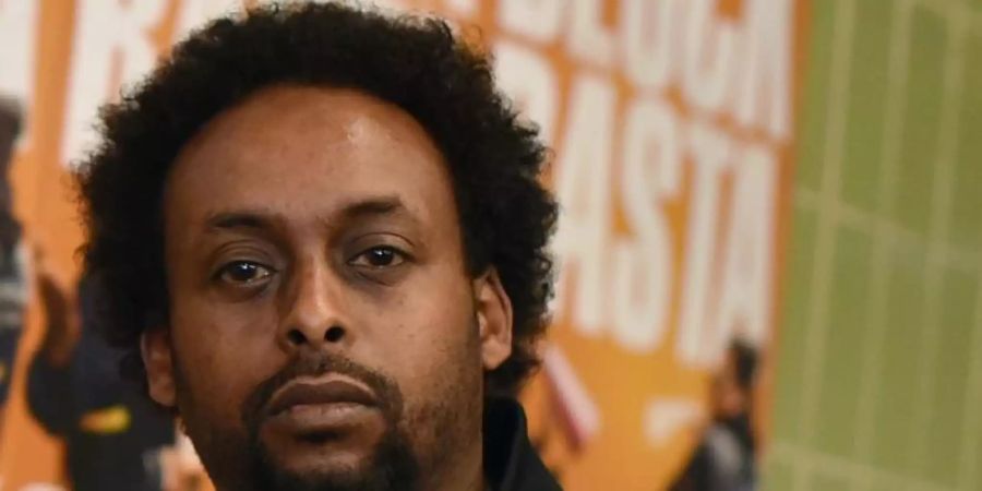 Afrob, deutscher Musiker mit eritreischen Wurzeln, ist enttäuscht über den Umgang mit Immigranten in Deutschland. Foto: Jens Kalaene/dpa-Zentralbild/dpa
