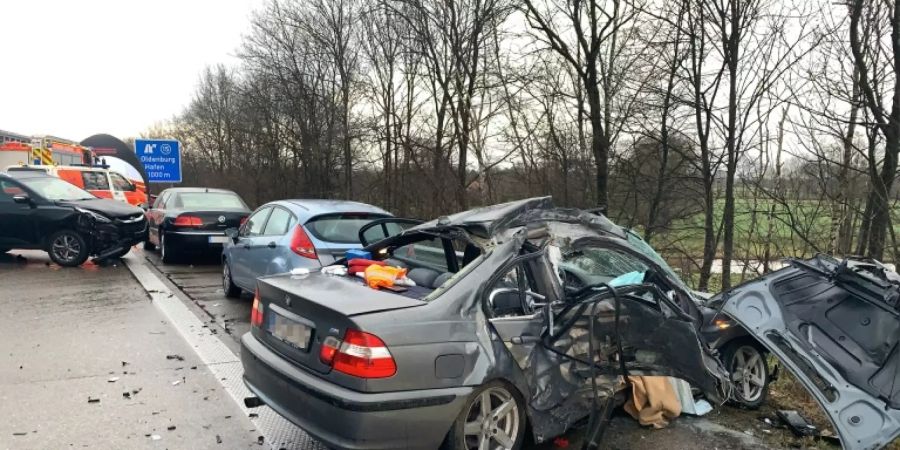 Zerstörte Autos nach Massenkarambolage bei Oldenburg
