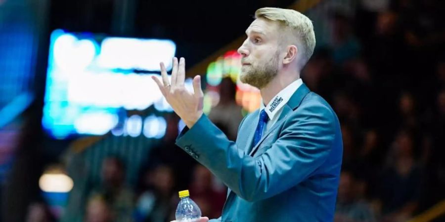 Crailsheims Trainer Tuomas Iisalo feierte mit dem 95:87-Erfolg bei den Syntainics MBC Weissenfels den fünften Sieg im fünften Spiel. Foto: Uwe Anspach/dpa