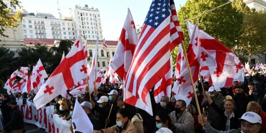 Georgier demonstrieren in Tiflis gegen die Regierung