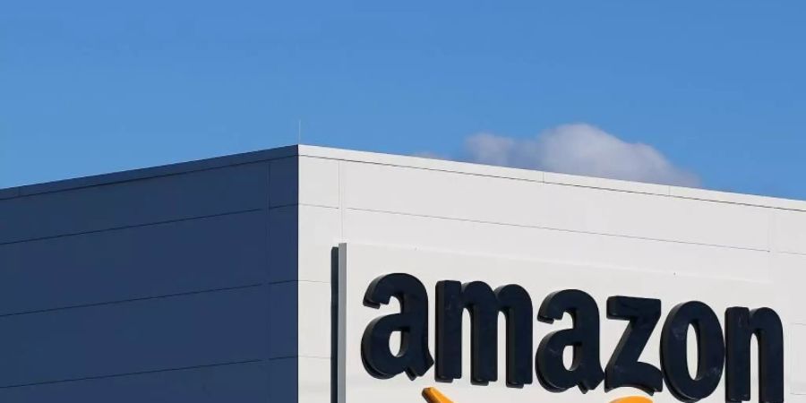 Aussenansicht des neuen Amazon-Logistikzentrums. Foto: Ronny Hartmann/dpa-Zentralbild/dpa