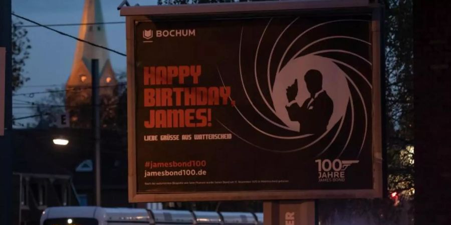 Gratulation in Wattenscheid: «Happy Birthday James». Foto: Bernd Thissen/dpa
