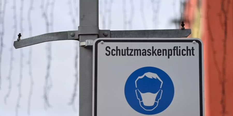 Schild mit Hinweis auf Maskenpflicht