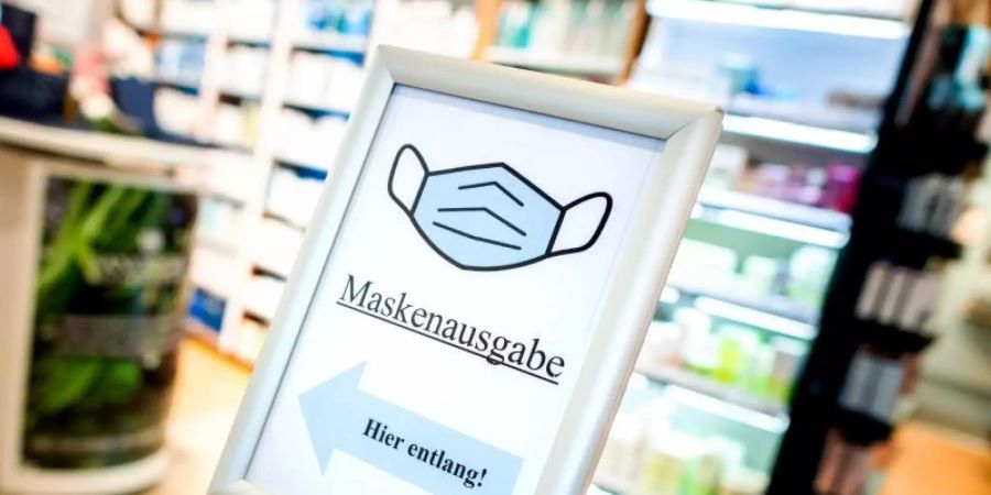 Hinweisschild für die Ausgabe von FFP2-Masken in einer Apotheke. Foto: Hauke-Christian Dittrich/dpa