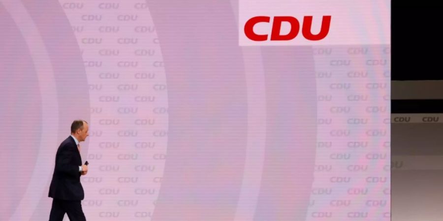 Friedrich Merz vor CDU-Logo