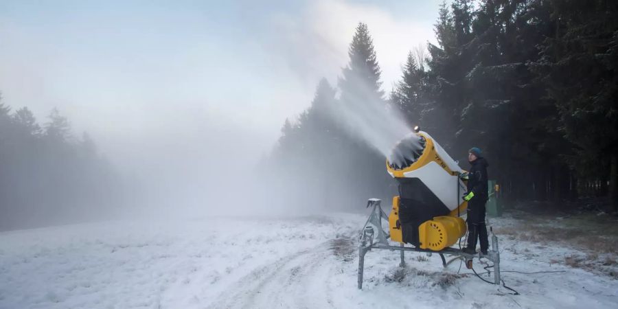 Kunstschnee wird mit einer Schneekanone auf einer Piste im Skigebiet Bukova Hora versprüht.