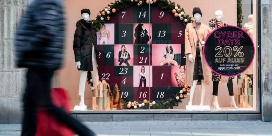 Ein weihnachtlich dekoriertes Schaufenster in Essen. Foto: Fabian Strauch/dpa