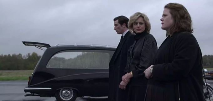 Eine Szene aus «The Crown»: Prinz Charles, Lady Diana und Sarah Horsley warten auf den Sarg von Lindsay. major