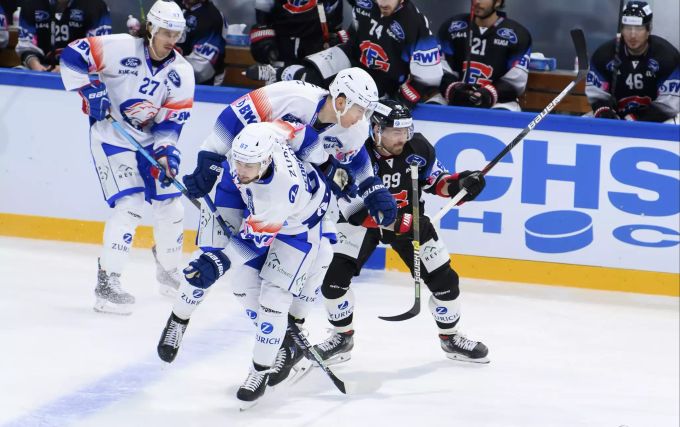 Harter Fight zwischen den ZSC Lions und Fribourg-Gottéron. ZSC Lions