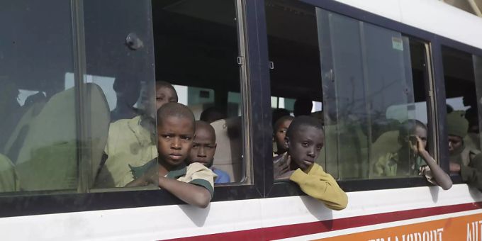 Die Schüler auf ihrem Weg nach Hause: Über 300 Jungen waren aus ihrer Schule in Katsina im Nordwesten Nigerias von Extremisten entführt worden. nigeria