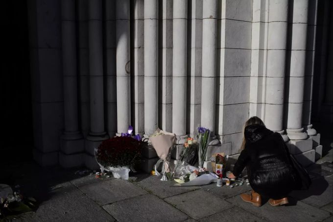 Eine Frau zündet eine Kerze vor der Kirche Notre-Dame in der südfranzösischen Küstenstadt Nizza an, wo es einen tödlichen Messerangriff mit drei Toten und mehreren Verletzten gegeben hatte. Nach der Messerattacke