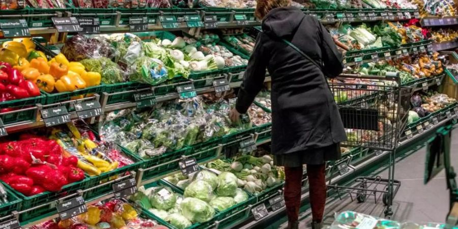 Verbraucher profitieren der Bundesbank zufolge vor allem bei Lebensmitteln und Industriegütern von der Mehrwertsteuersenkung. Foto: Jens Büttner/zb/dpa