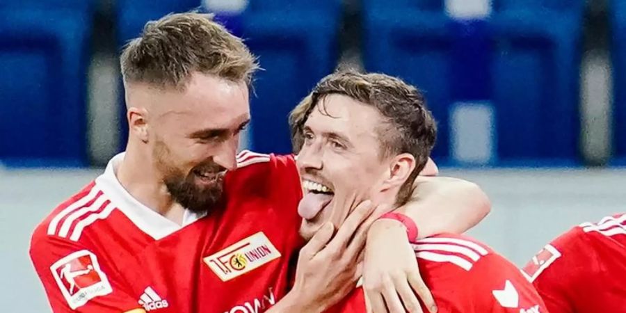 Berlins Elfmeter-Torschütze Max Kruse (r) jubelt mit Florian Hübner über das Tor zum 0:1. Foto: Uwe Anspach/dpa