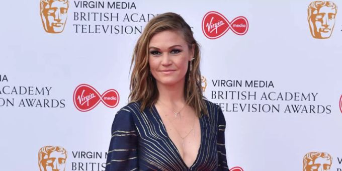 Julia Stiles posiert für Kameras. julia stiles