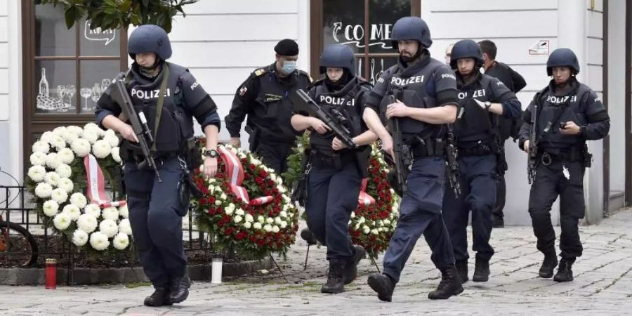 Polizisten sichern nach dem Terroranschlag in Wien das Gebiet in der Nähe des Tatorts ab. Foto: Hans Punz/APA/dpa