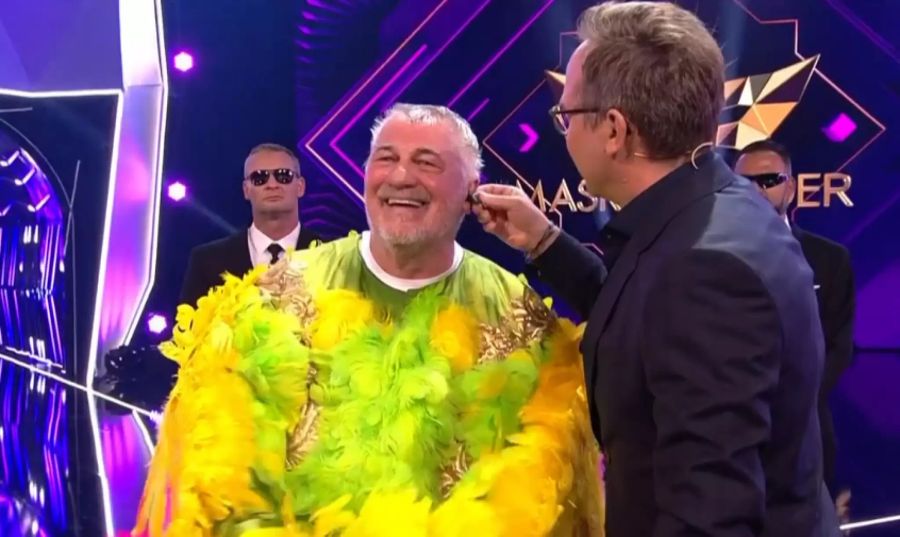 Schauspieler Heinz Hoenig steckte im bunten Kakadu-Federkleid.