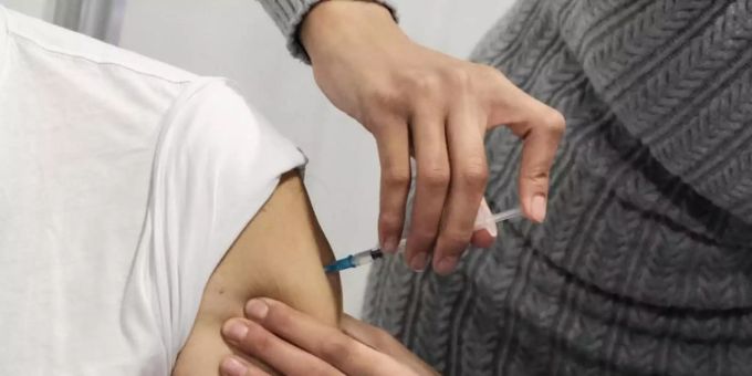 Hauptsächlich Frauen klagen über Nebenwirkungen der Corona-Impfung. arm schmerzen nach impfung