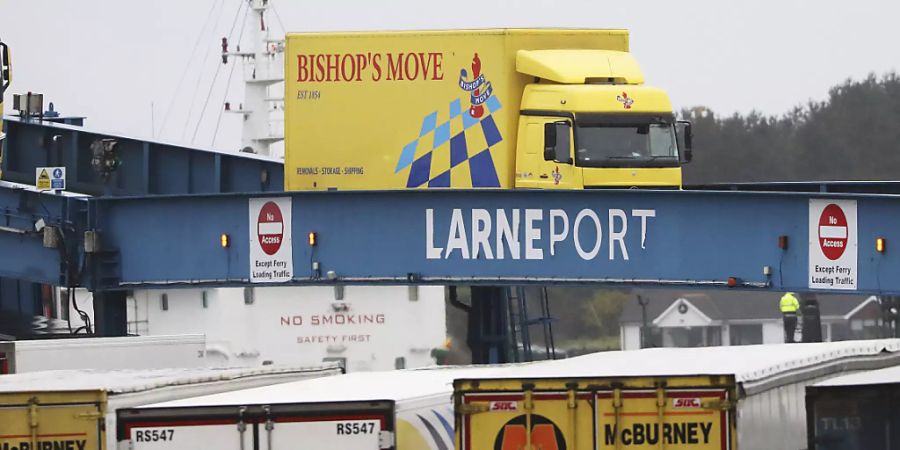 Lastkraftwagen verlassen eine aus Schottland kommende Fähre im Hafen des nordirischen Larne. Foto: Peter Morrison/AP/dpa