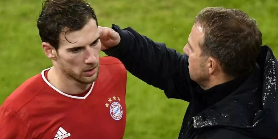 Bayern-Star Leon Goretzka (l) hat sich mit dem Coronavirus infiziert. Foto: Lukas Barth-Tuttas/epa/Pool/dpa