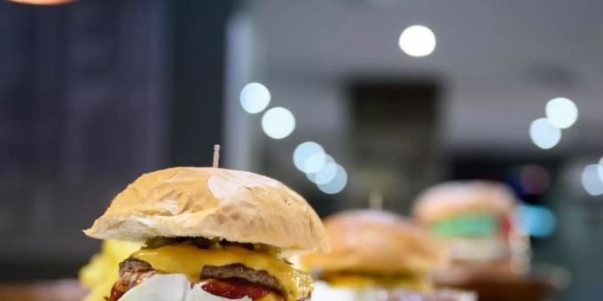 Werbung für Junkfood findet längst nicht mehr nur im Fernsehen oder auf Plakatwänden statt. Um jüngere Zielgruppen zu erreichen, setzen die Marketingabteilugen immer mehr auf Social-Media-Plattformen. Foto: Sebastian Gollnow/dpa Werbung für Junkfood findet längst nicht mehr nur im Fernsehen oder auf Plakatwänden statt. Um jüngere Zielgruppen zu erreichen, setzen die Marketingabteilugen immer mehr auf Social-Media-Plattformen. Foto: Sebastian Gollnow/dpa