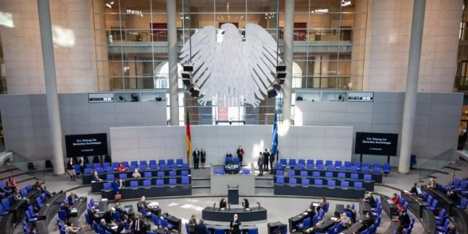 Der Plenarsaal des Deutschen Bundestages. Den Abgeordneten droht erstmals eine Senkung ihrer Diäten. Foto: Gregor Bauernfeind/dpa Der Plenarsaal des Deutschen Bundestages. Den Abgeordneten droht erstmals eine Senkung ihrer Diäten. Foto: Gregor Bauernfeind/dpa