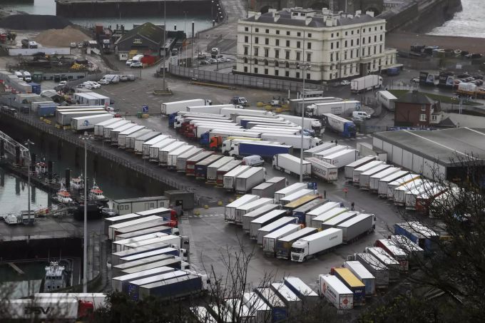 Im Hafen von Dover werden auf jedem freien Quadratmeter Lastwagen parkiert. Virus Outbreak Britain