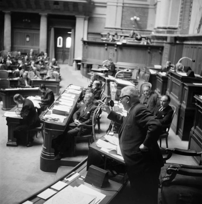 Bundesrat Walther Stampfli spricht über die Einführung und die gesetzlichen Rahmenbedingungen der Alters- und Hinterlassenenversicherung AHV 1946. FDP Walther Stampfli