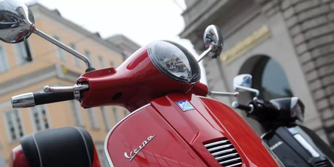 Vor allem der italienische Hersteller Piaggio spürt, dass Motorroller wieder im Trend liegen. Foto: Tobias Hase/dpa Vor allem der italienische Hersteller Piaggio spürt, dass Motorroller wieder im Trend liegen. Foto: Tobias Hase/dpa