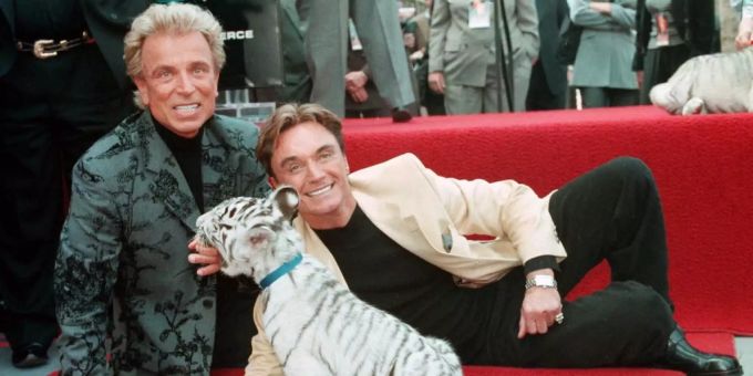 Siegfried (l) und Roy posieren mit einem jungen Tiger. Siegfried roy