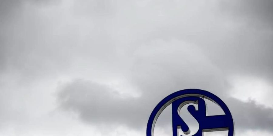 Das Logo des FC Schalke 04 steht auf dem Dach der Geschäftsstelle. Foto: Fabian Strauch/dpa/Archivbild