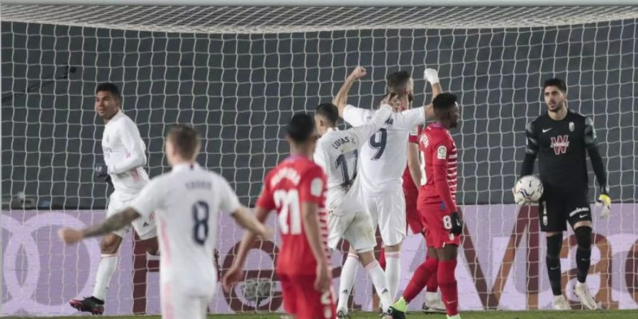 Casemiro (l) und seine Teamkameraden von Real Madrid jubeln, nachdem er das erste Tor erzielt hat. Foto: Bernat Armangue/AP/dpa