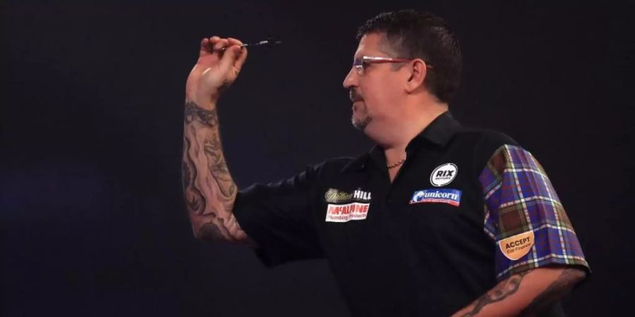 Ex-Weltmeister Gary Anderson bezwang den Letten Madars Razma mit 3:1 und steht nun in der dritten Runde der Darts-WM. Foto: Adam Davy/PA Wire/dpa