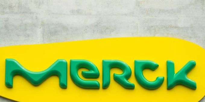 Der Schriftzug des Darmstädter Chemie- und Pharmaunternehmens ist an einer Aussenwand angebracht. Foto: Andreas Arnold/dpa merck kgaa