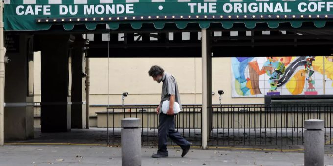 Ein Mann vor einem geschlossenen Café in New Orleans, USA. Arbeitslos USA Wirtschaft