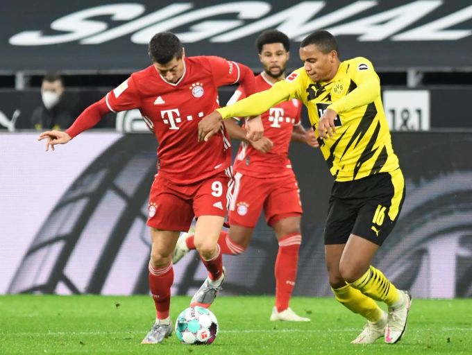 Manuel Akanji (r.) vom BVB im Zweikampf mit Bayern-Torjäger Robert Lewandowski (l.). BVB