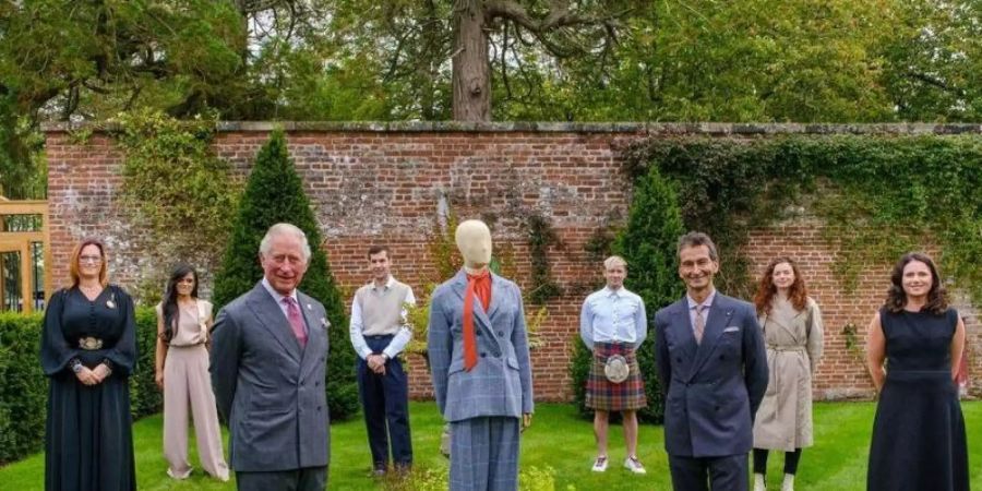 Der britische Prinz Charles (vorne links) und der YooX Net-a-Porter Group Chairman und CEO Federico Marchetti (vorne rechts) mit Models draussen vor dem Dumfries House. Foto: The Prince's Foundation/PA Media/dpa