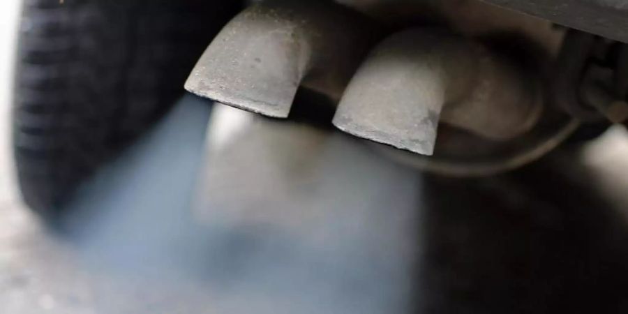 Abgase strömen aus dem Auspuff eines Fahrzeuges mit Dieselmotor. Foto: Jan Woitas/zb/dpa